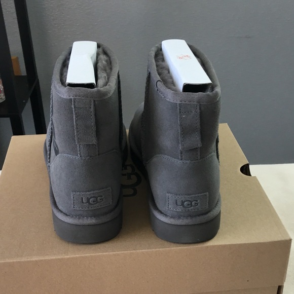 UGG CLASSIC MINI UGG RUBBER LOGO BOOT - Picture 4 of 7